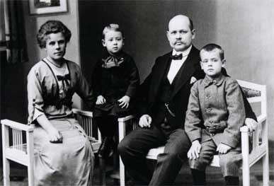Vanhemmat ja kaksi lasta perhekuvassa 1910-luvulla